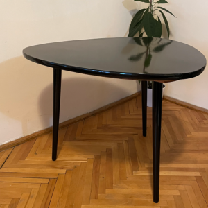 Măsuță de cafea restaurată prin înfoliere.